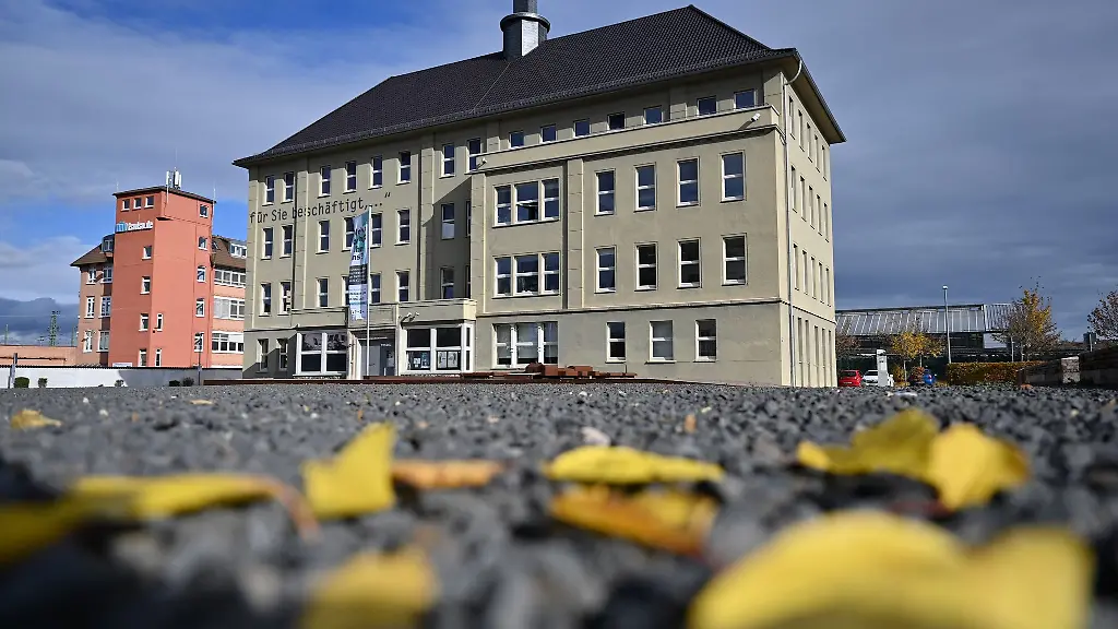 In-Weimar-wurden-Plakate-fuer-eine-Ausstellung-des-Erfurter-Erinnerungsorts-Topf-Soehne-mit-antisemitischen-Spruechen-beschmiert-Der-Erinnerungsort-steht-am-einstigen-Standort-der-Firma-die-unter-anderem-die-Verbrennungsoefen-fuer-das-Vernichtungslager-Auschwitz-baute