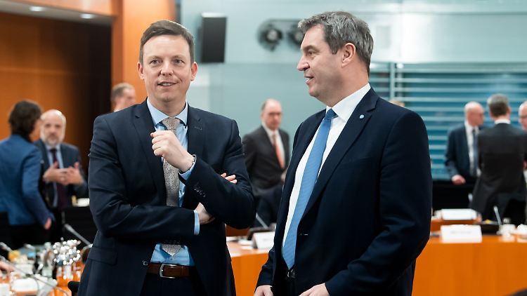 Umfragen zeigen, wie man sich im Wahlkampf aufzustellen hat, meint Saarlands Ministerpräsident Hans - hier im Gespräch mit CSU-Chef Söder.