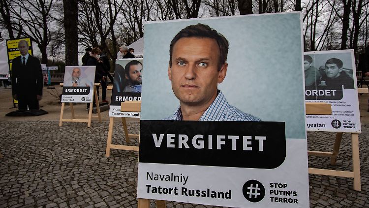 Fotos mit russischen Oppositionellen stehen am Samstag unweit des Brandenburger Tores. 