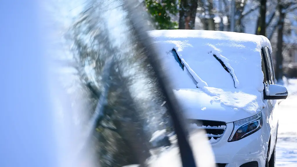 Im-Winter-koennen-Scheibenwischer-festfrieren-Um-Schaeden-zu-vermeiden-sollten-Autofahrer-sie-vor-Frost-schuetzen