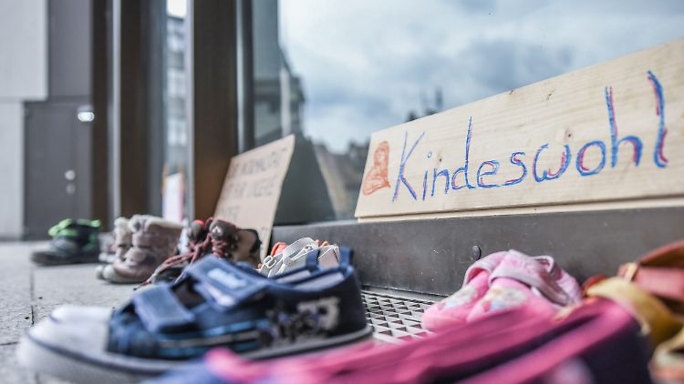 Aufgeheiztes Thema: Demonstration gegen Maskenpflicht für Schulkinder vor einer Stadtverwaltung in Baden-Württemberg.
