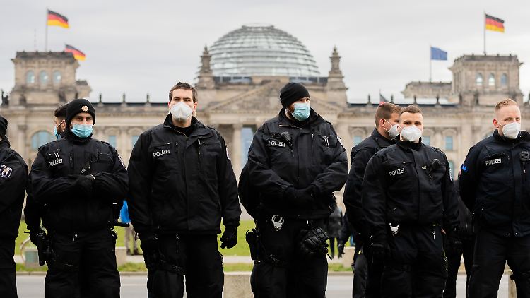 Polizisten während einer Corona-Demo in Berlin.