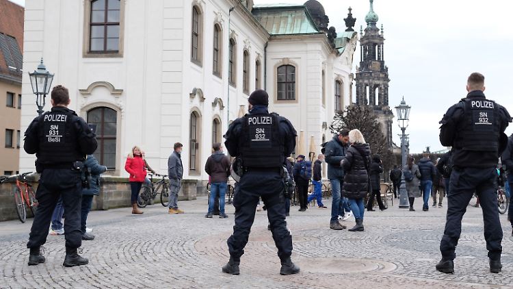 Polizisten sperren die Brühlschen Terrassen in Dresden vorsorglich ab.