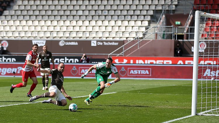 Rico Benatelli trifft für den FC St. Pauli.