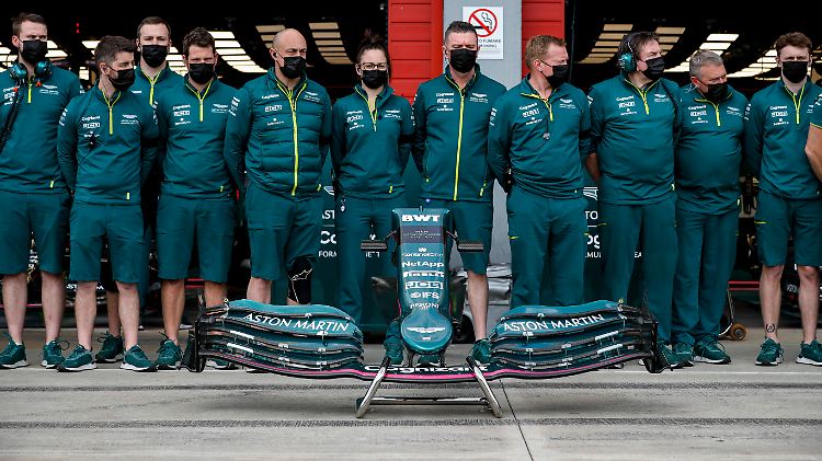 Auch die Formel 1 - hier das Team von Aston Martin - legte eine Schweigeminute ein.
