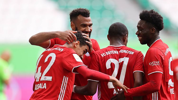 Jamal Musiala (Nummer 42) traf doppelt für den FC Bayern.