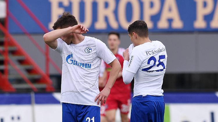 Klaas-Jan Huntelaar und Amine Harit, designierte Absteiger.
