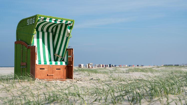 Scholz hoffe, dass im Sommer Menschen wieder Strände, Biergärten und Stadien bevölkern werden.