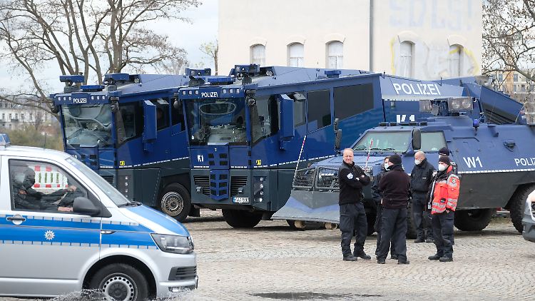 Nachdem die Gewalt bei vergangenen Corona-Protesten teils eskaliert ist, war die Polizei gestern vorbereitet.  