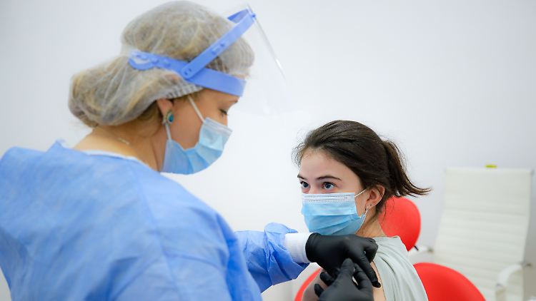 Inzwischen haben rund 20 Prozent der etwa 83 Millionen Menschen in Deutschland mindestens eine Impfdosis erhalten.