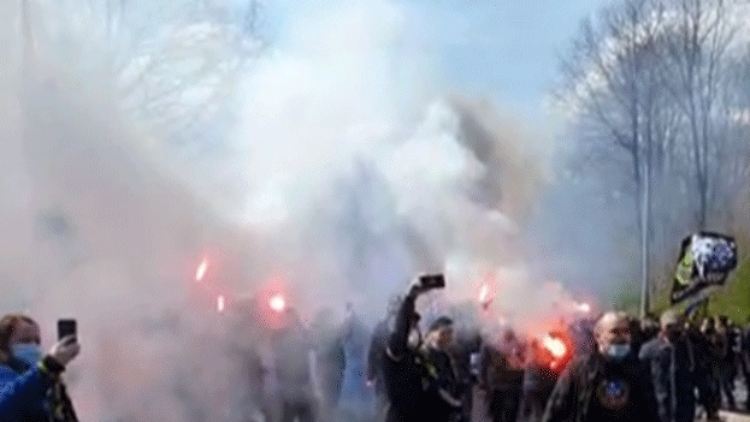 Mit Pyrotechnik und Straßenblockaden verabschiedeten Fans die Mannschaft des 1. FC Saarbrücken schon am Vormittag.