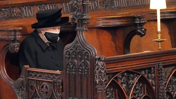 Dieses Bild tut vielen Briten in der Seele weh: die Queen allein während der Trauerfeier für ihren verstorbenen Mann.
