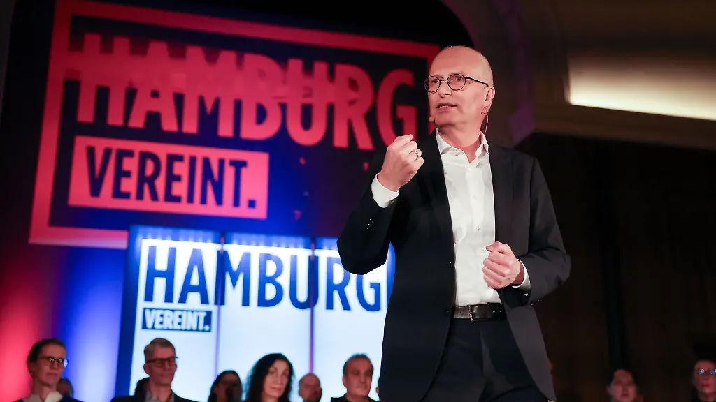 Buergermeister-Tschentscher-auf-der-Buehne-Mit-einer-euphorischen-Auftaktveranstaltung-startet-die-Hamburger-SPD-in-den-Buergerschaftswahlkampf