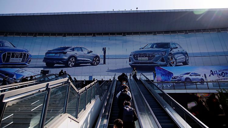 2021-04-19T012532Z_1160861237_RC2PYM9J7IFF_RTRMADP_3_AUTOSHOW-SHANGHAI.JPG