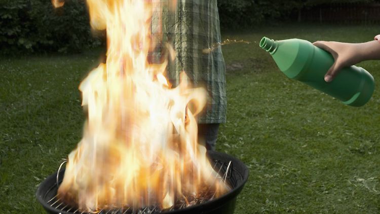 Beschleuniger wie Spiritus, Alkohol oder gar Benzin erhöhen die Hitze im Grill extrem und können unkontrollierbar werden für den Grillenden.