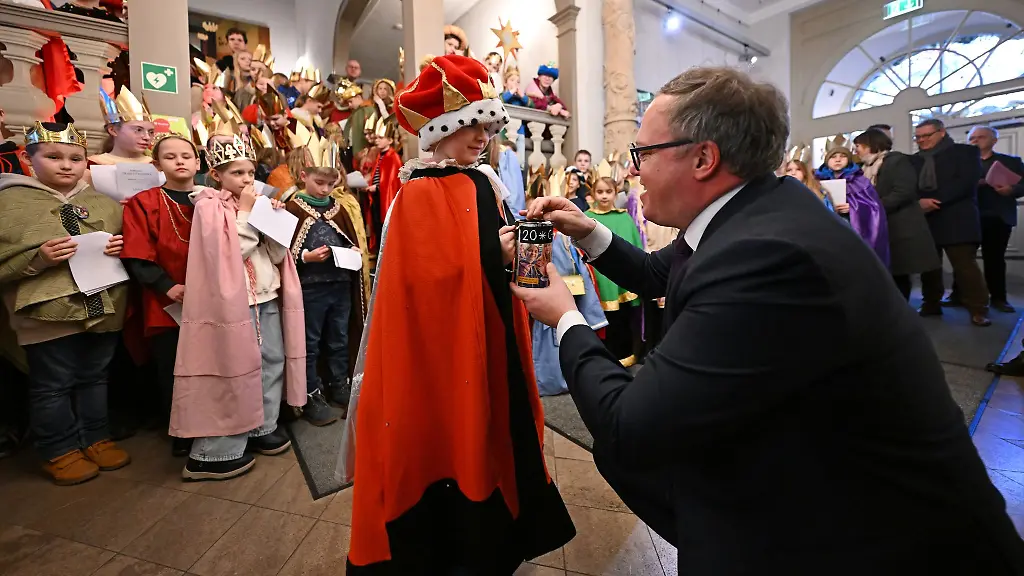Die-Sternsinger-sammeln-Spenden-fuer-Kinder