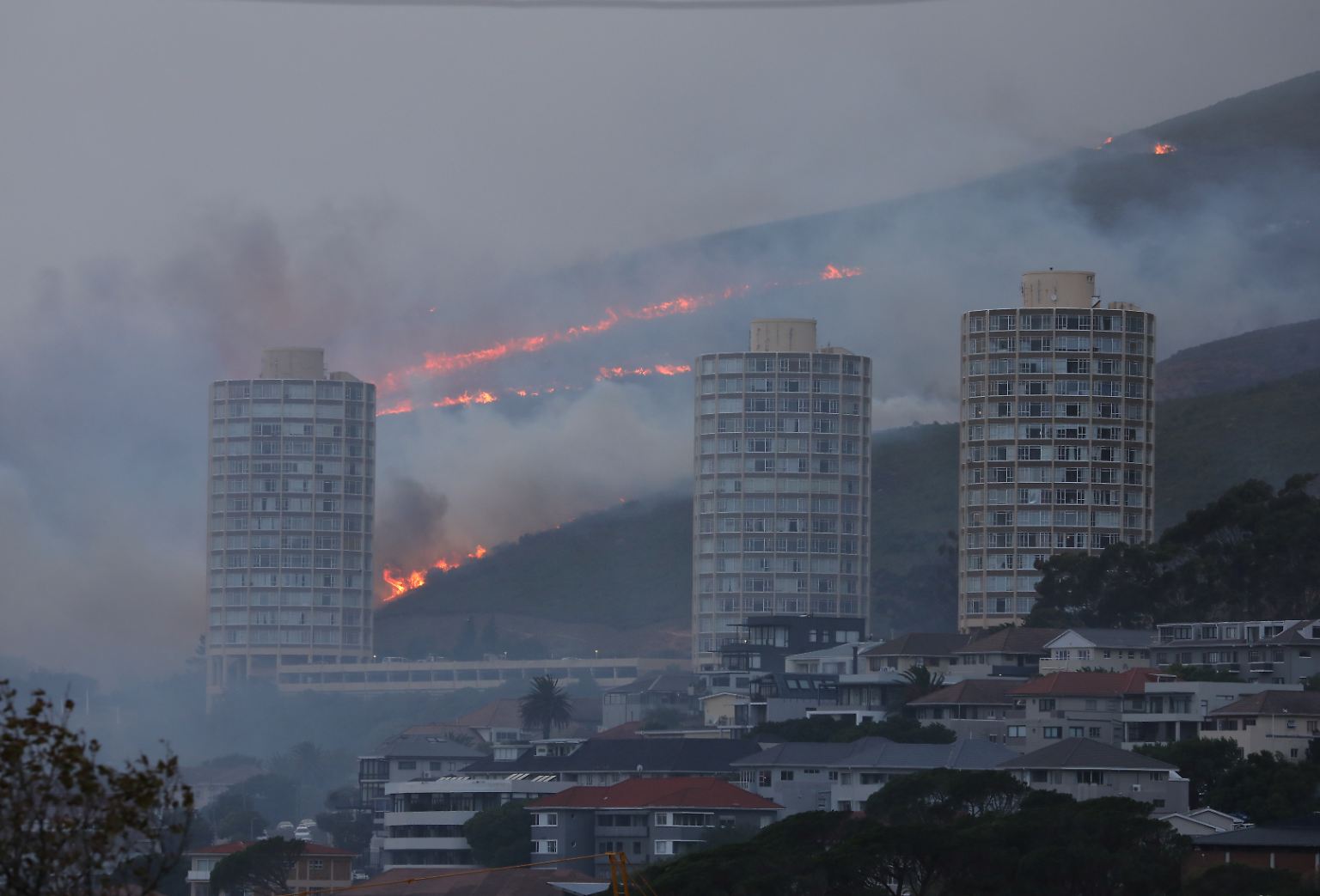 An den Hängen des Tafelbergs im südafrikanischen Kapstadt ist am Morgen des 18. April ein Großbrand ausgebrochen.
