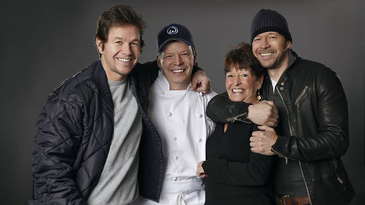 Mark, Paul, Alma und Donnie Wahlberg (v.l.) haben gemeinsam ein Restaurant "Wahlburgers" betrieben.