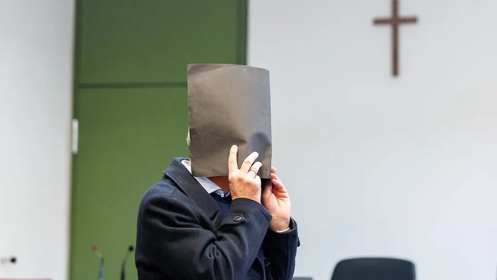 Der-Angeklagte-versteckte-zu-Prozessbeginn-sein-Gesicht-Er-bestreitet-die-Vorwuerfe
