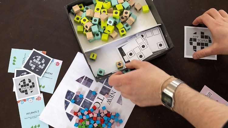 Wenn Janosh Kozák an einem neuen Spiel tüftelt, hat er einen seiner Prototypen fast immer in der Hosentasche dabei.