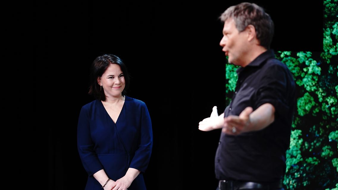 Kanzlerkandidatin Annalena Baerbock, proudly presented by Co-Grünenchef Robert Habeck.