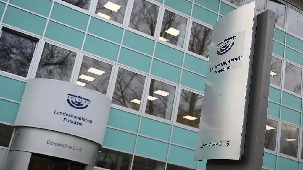 Auch-nach-der-Einstellung-des-Ermittlungsverfahrens-gegen-Oberbuergermeister-Mike-Schubert-SPD-in-der-Ticket-Affaere-bringen-mehrere-Fraktionen-ein-Abwahlbegehren-gegen-ihn-in-Gang