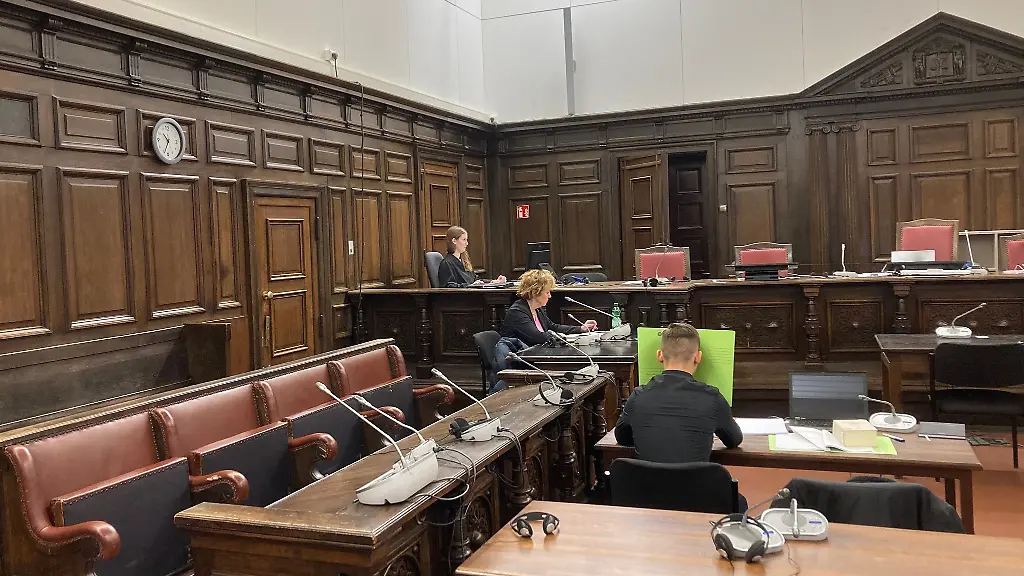 Der-Angeklagte-wartet-im-Gerichtssaal-auf-den-Beginn-des-Prozesses