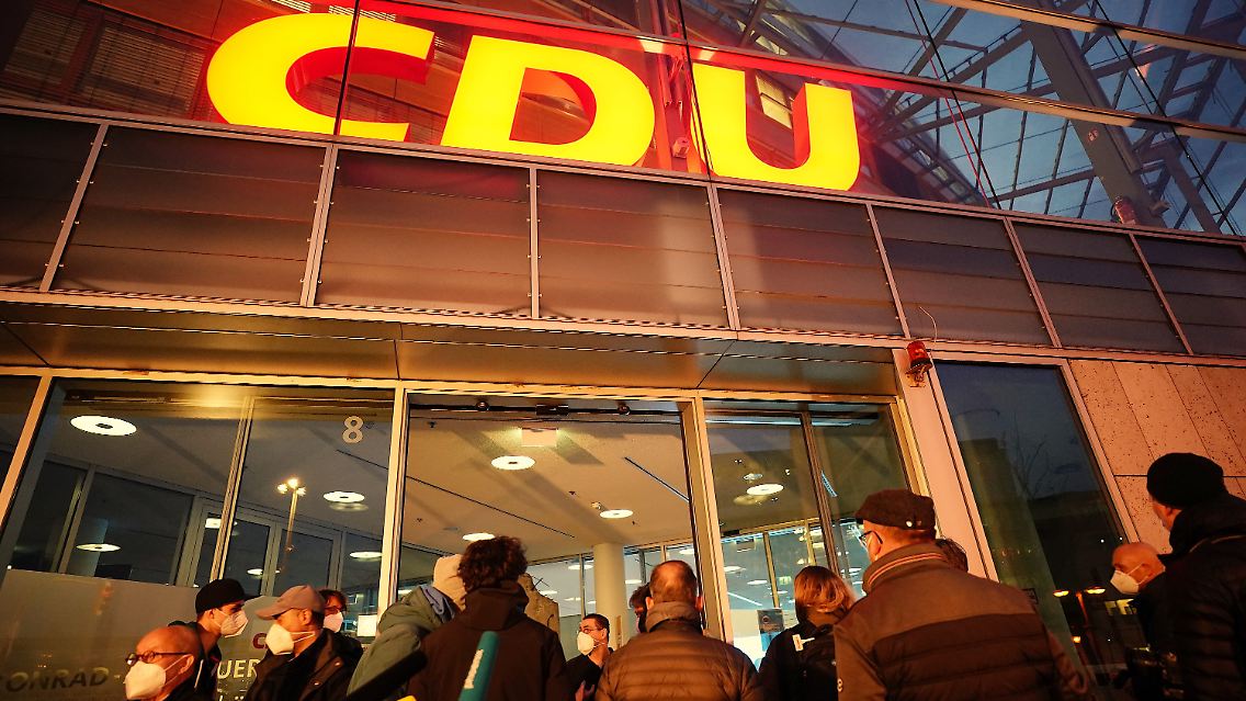 Reporterinnen und Reporter warten vor dem Konrad-Adenauer-Haus auf eine Entscheidung des CDU-Vorstands.