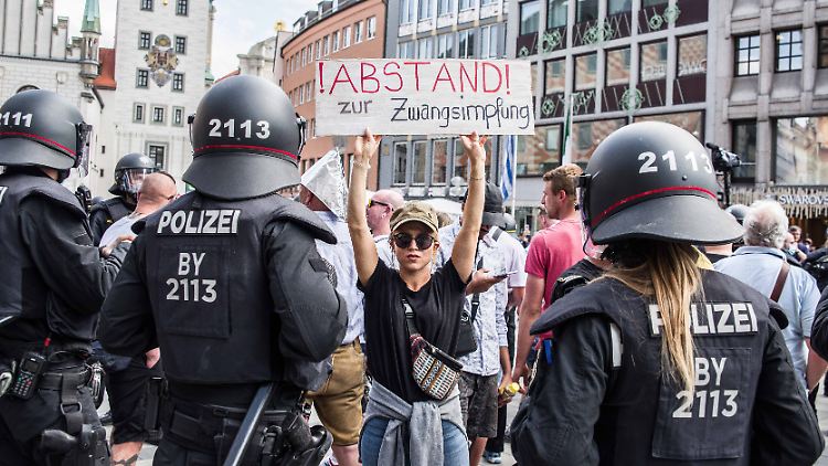 Die Mehrheit der Angriffe auf Journalisten ereignete sich auf oder am Rande von Demonstrationen gegen Corona-Maßnahmen.