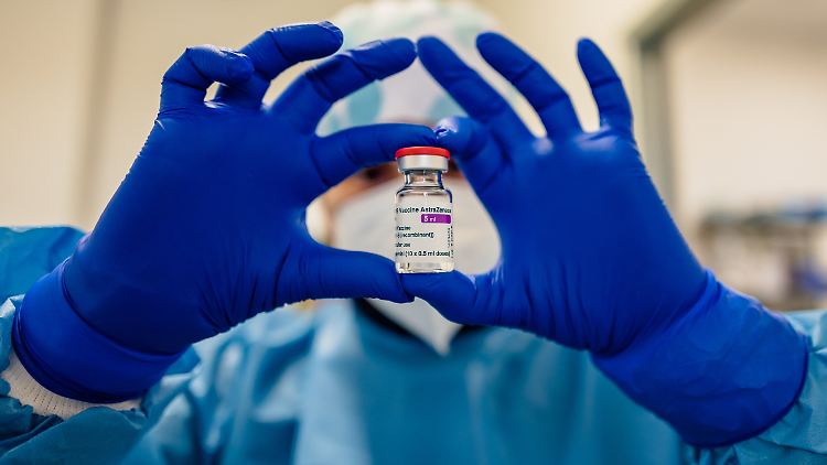 Der Astrazeneca-Impfstoff soll hingegen gut geeignet sein, um in den Impfzentren geimpft zu werden.