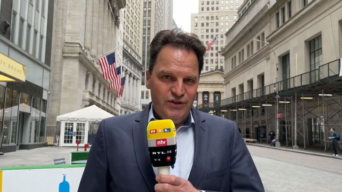 Wall Street Dow Jones.JPG