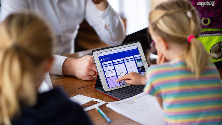 Im Schnitt gingen den Kindern pro Tag mehr als drei Stunden Lernzeit verloren, wie eine Befragung des Ifo-Instituts zeigt.