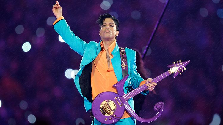 Prince 2007 beim Super Bowl - mit seiner "Symbol"-Gitarre.