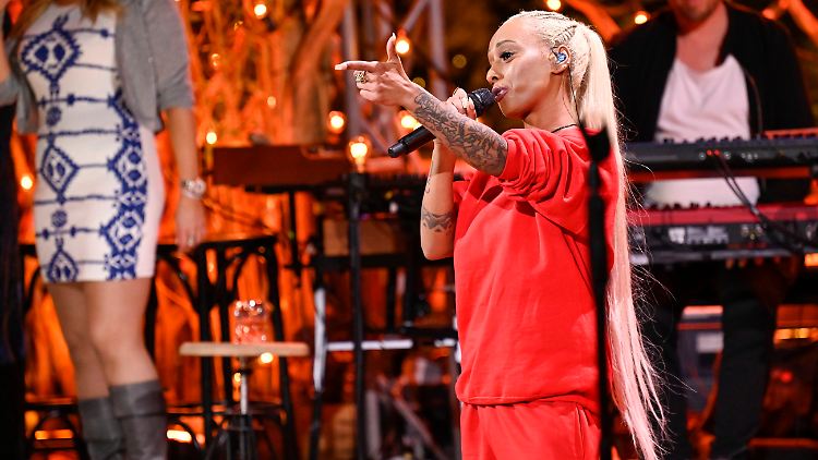 Rapperin Nura singt "Freedom".