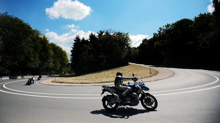 Sicher die Kurve kriegen: Mit hochwertiger Motorradkleidung kann man Verletzungsrisiken verringern.