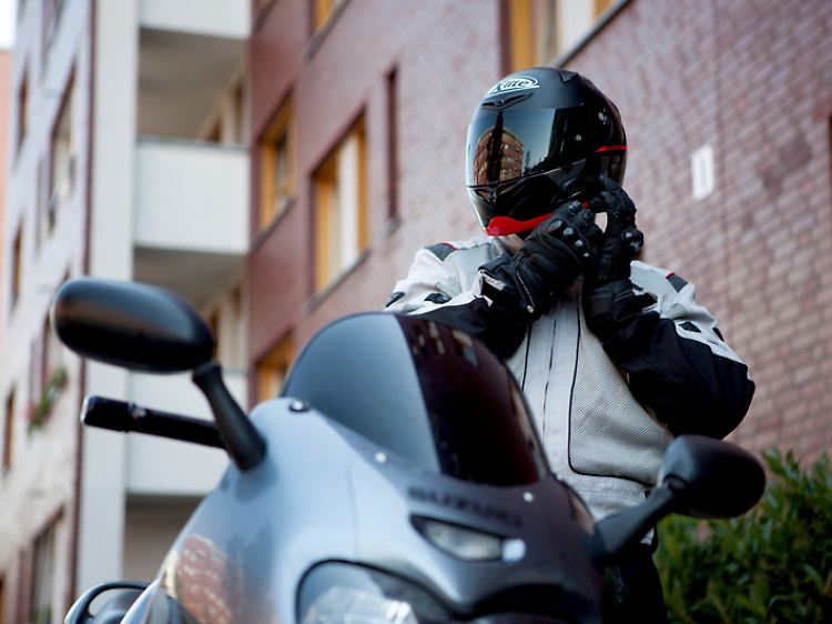 Gute Motorradkleidung kann vor gravierenden Verletzungen schützen und sollte eine entsprechende Investion wert sein. Beim Helm sollte man auch nicht sparen und auf Qualität und gute Passform achten.