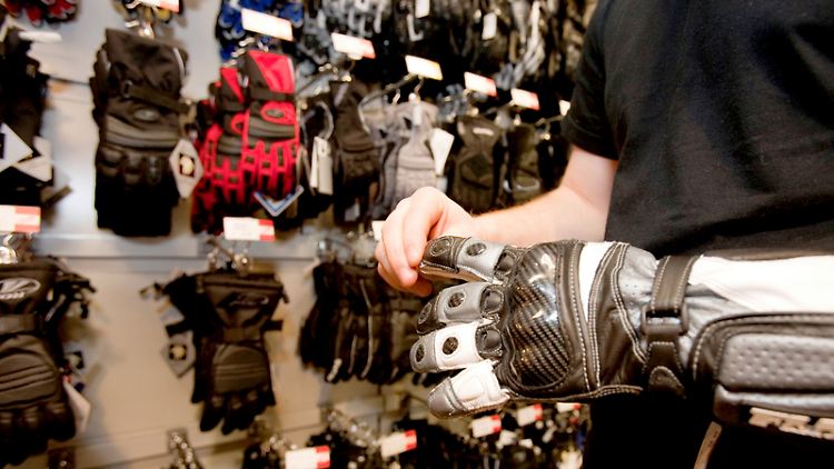 Alles noch dran? Damit das auch so bleibt und Finger und Hände bestmöglich geschützt sind, sollten Biker bei ihrer Sicherheitsausrüstung nicht geizen.