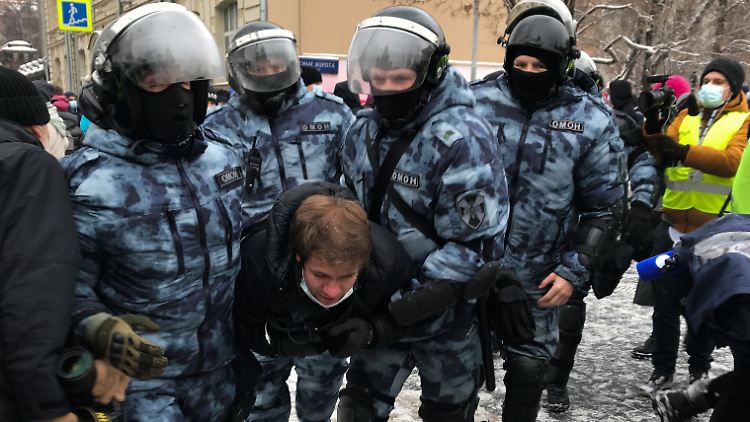 In Russland kommt es immer wieder zu gewaltsamen Festnahmen von Oppositionellen, wie auch bei einem Moskauer Protest im Januar.