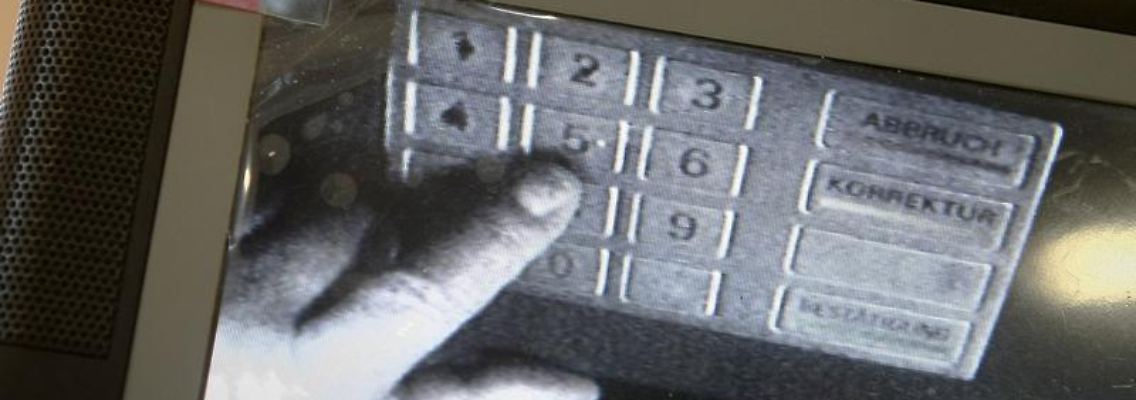 Eine Skimming-Methode: Mit einer Mini-Kamera wird das Tastenfeld eines Bankautomaten beobachtet. Durch die Manipulation kann die PIN von Bankkunden ausgespäht werden.