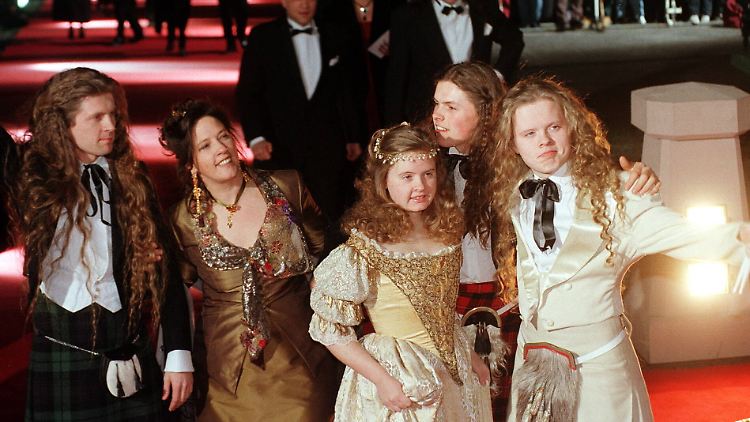 Barby Kelly (3. v.l.) bei der Verleihung der Goldenen Kamera 1998.