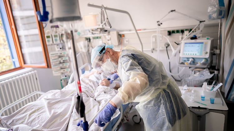 Ist kein Platz mehr frei, müssen Ärztinnen und Ärzte dramatische Entscheidungen treffen. Doch von einem drohenden Kollaps könne in Deutschland laut führender Mediziner keine Rede sein.