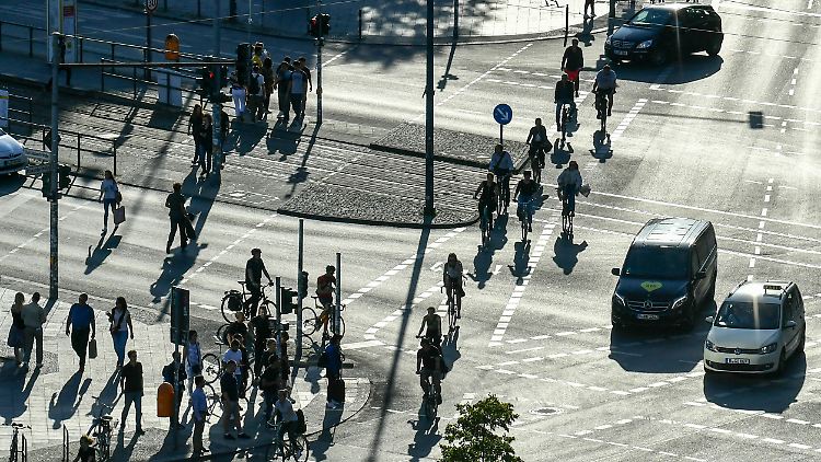 Noch ist Deutschland mehr Autoland, aber mit dem Nationalen Radverkehrsplan wird das anders, sagt Minister Scheuer.