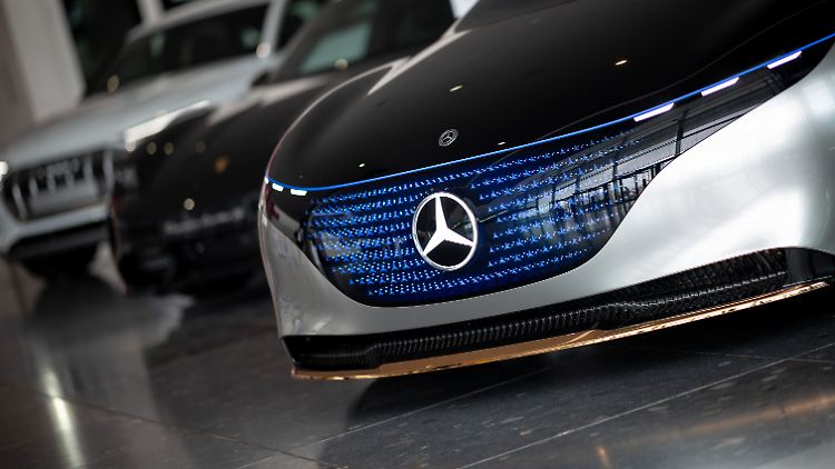 Vom Showroom auf die Straße: der EQS von Mercedes.