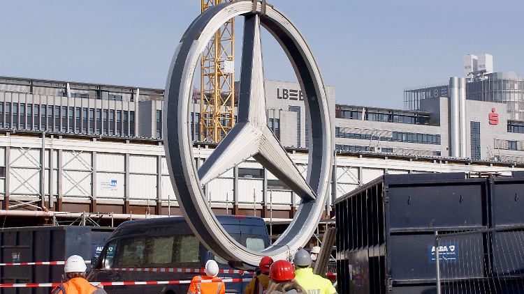 Daimler schickte bereits Anfang des Jahres Mitarbeiter wegen der Chip-Krise in Kurzarbeit.