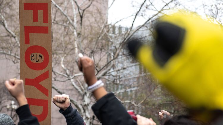 Vor dem Gerichtsgebäude in Minneapolis brachen nach dem Schuldspruch Jubelstürme aus.