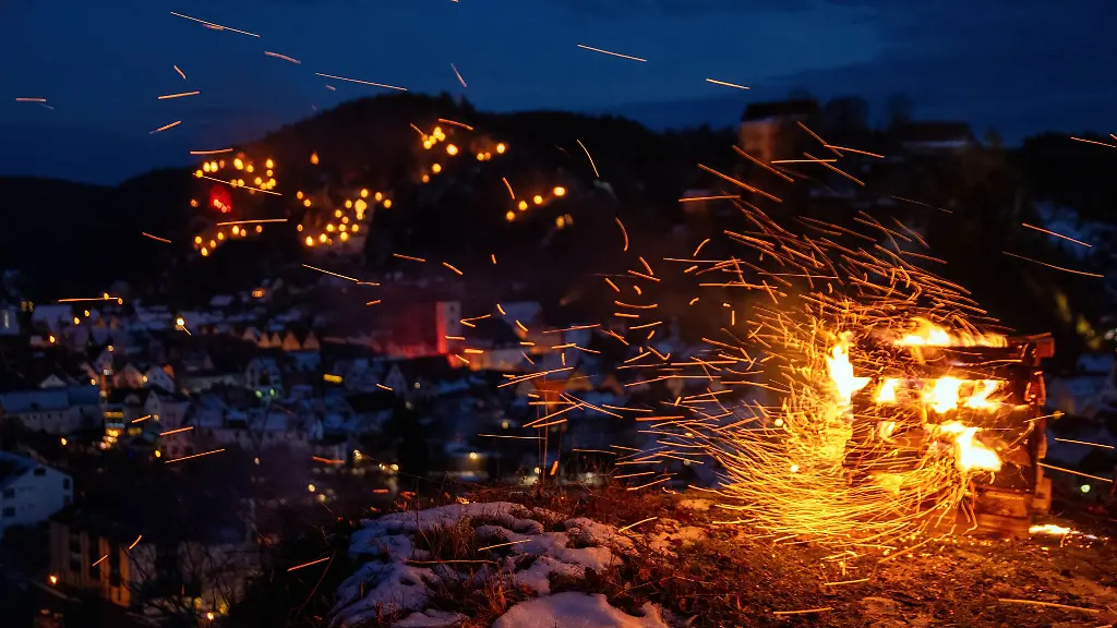 Der-Himmel-ueber-Pottenstein-wird-erhellt