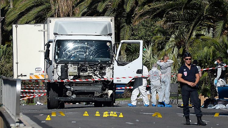 Rund 30.000 Menschen drängten sich am 14. Juli 2016 auf der Strandpromenade von Nizza, als der Attentäter auf die abgesperrte Strecke raste. 