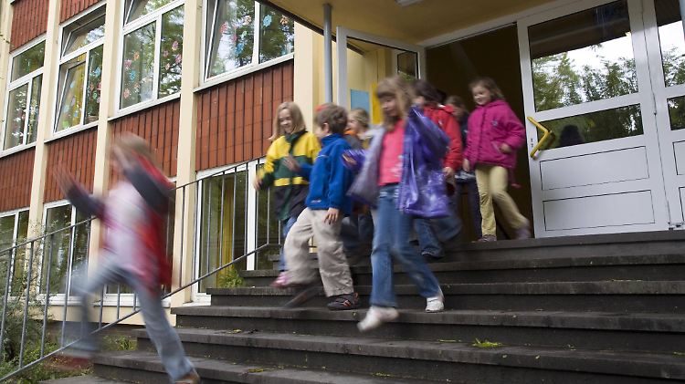 In Zeiten der Pandemie wären viele Eltern froh, wenn sie ihre Kinder überhaupt regelmäßig zur Schule schicken könnten.