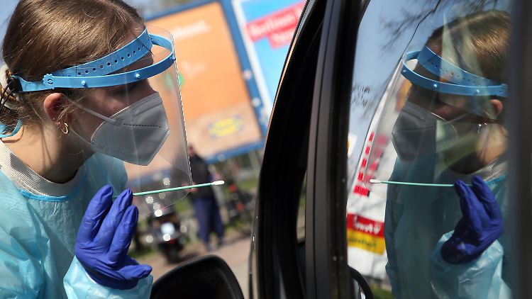 Abstrich vom Fahrersitz aus: Auch in Berlin-Köpenick wird getestet. 