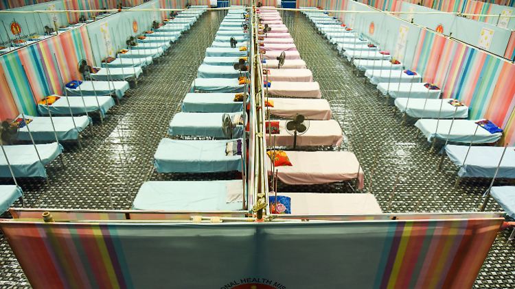Neue Betten für Covid-19-Patienten in einer Sporthalle in der Millionenstadt Guwahati im Osten Indiens.